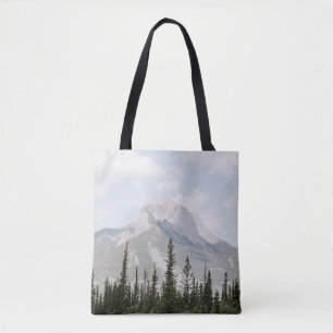 BOLSA TOTE ÁRVORES DE PINOS VERDES PERTO DA MONTANHA SOB NUV
