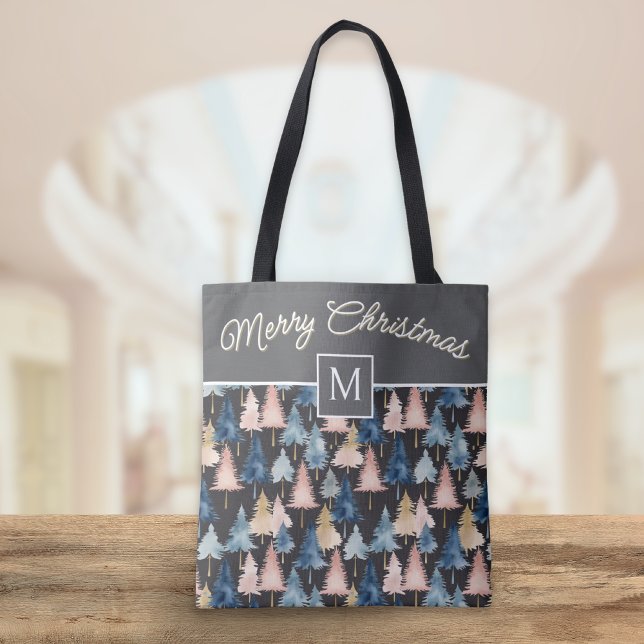 Bolsa Tote Árvores Festivas Elegantes Feliz Natal Monogramado (A festive tote with 'Merry Christmas', monogram, and pine trees pattern in a modern watercolor style)