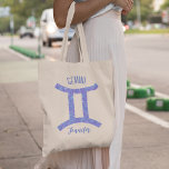 Bolsa Tote Astrologia Gemini bonito - Sinal de astrologia - A<br><div class="desc">Este saco de tote Gemini roxo e lavanda bonito apresenta seu sinal astrológico do Zodiac em um belo brilho como as constelações. Personalize este belo presente de símbolo astrologia com seu nome em script cursivo para alguém com aniversário de final de maio ou início de junho.</div>
