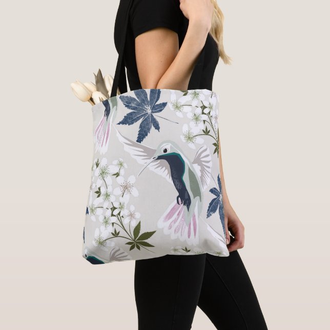 Bolsa Tote Aves e flores brancas. (Close Up)