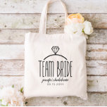 Bolsa Tote Bachelorette de Noiva da Equipe<br><div class="desc">Bolsa de noiva da equipe com uma ilustração de um anel de diamante. Personalize com o nome da noiva em um bonito roteiro de caligrafia.</div>
