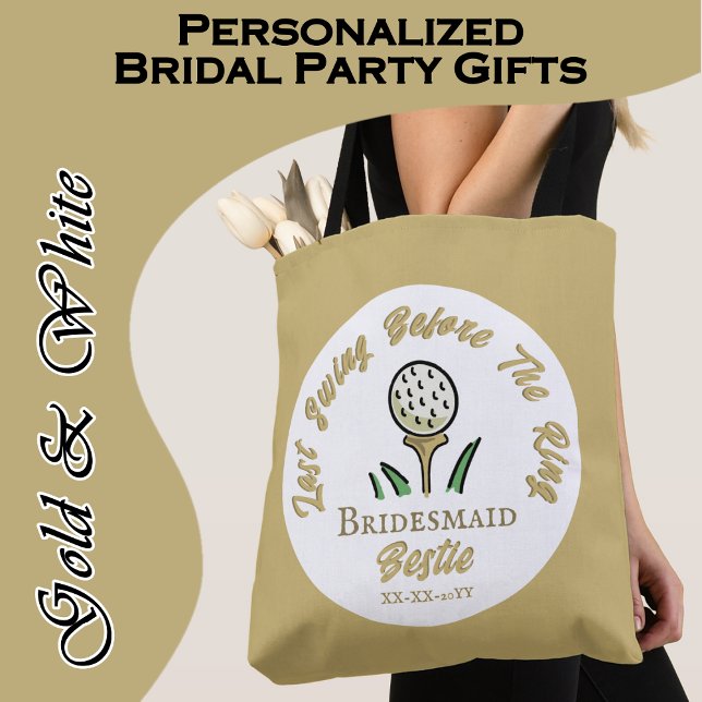 Bolsa Tote Bachelorette Golf Personalizada Bridesmaid Dourada (Super fun personalized bridal party tote bags for wedding weekend golf or a golfing bach party.)
