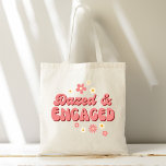 Bolsa Tote Bachelorette retro-margarida azuis e engajada<br><div class="desc">Feiticeiras de festa de solteira de margarida,  doçadas,  cor-de-rosa poeirenta,  mangueira de margarida,  vibes de solteira,  presentes de festas de fim de semana de boas-vindas presentes para o saco</div>