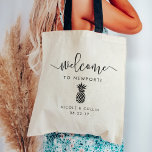 Bolsa Tote Bag de Boas-vindas do Casamento de Destino | Ananá<br><div class="desc">Bem-vindos convidados ao seu casamento de destino com estas mochilas modernas e personalizadas. Design apresenta "bem-vindo" no moderno roteiro de caligrafia manuscrito, com espaço para personalizar com sua localização de casamento, nomes e data. Uma ilustração da silhueta de abacaxi completa o design, fazer este saco uma escolha perfeita para casamentos...</div>