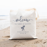 Bolsa Tote Bag de Boas-vindas do Casamento de Destino | Palme<br><div class="desc">Bem-vindos convidados ao seu casamento de destino com estas mochilas modernas e personalizadas. Design apresenta "bem-vindo" no roteiro de caligrafia manuscrito marinho azul moderno,  com espaço para personalizar com sua localização de casamento,  nomes e data. Um par de ilustrações da silhueta das palmeiras completa o design.</div>