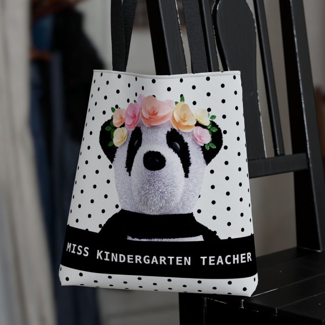 Bolsa Tote Bag de Bolinhas de Urso de Panda Bonito (A cute panda bear tote bag with flowers in her hair. Just add your teacher name!)