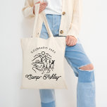 Bolsa Tote Bag de Tote de Camp Bachelorette<br><div class="desc">Esta bolsa de tote de solteira do acampamento é o presente perfeito para as damas de honra e a noiva numa viagem de solteira de montanha ou lago! Personalize-o com o local,  a data e o nome da noiva para que seja de um tipo!</div>