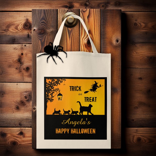 Bolsa Tote Bag de Tratamentos do Dia das Bruxas da Família Ga (Fun Halloween treats bag featuring a cute cat family on a spooky night with a witch)