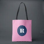 Bolsa Tote Bag Monograma de Padrão de Arenque Rosa Quente<br><div class="desc">Monograma moderno e na moda por todo o saco de impressão de tote com padrão de herança rosa quente com etiqueta redonda azul marinho. Isso será perfeito como presente personalizado. Este design está disponível em várias cores e produtos.</div>