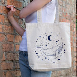 Bolsa Tote Baleia Celestial<br><div class="desc">Ilustração de arte de linha de uma baleia sobre um fundo de estrelas e uma lua.</div>