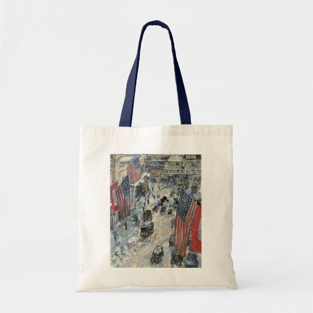 Bolsa Tote Bandeiras na Rua 57 por Frederick Childe Hassam (Frente)