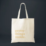 Bolsa Tote Bandeja de Troca de Favoritos do Chá de panela Ret<br><div class="desc">Nossa bolsa de presentes com letras retrógradas - uma bela maneira de compartilhar presentes ou favoritos para festas com convidados no seu chá de panela de verão. Este item faz parte da nossa coleção de casamento Annie A115, visite nossa loja para ver os itens coordenadores.</div>