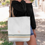 Bolsa Tote Banheira de Toques Monogramas Retro Chic<br><div class="desc">Um design de monograma minimalista com grandes iniciais tipográficas em letra clássica com seu nome abaixo e listras coloridas retrógradas. Todas as mulheres precisam de um bom carregar para bolsa em torno de todos os seus aspectos essenciais. Quer seja um presente de dama de honra, um presente de aniversário ou...</div>