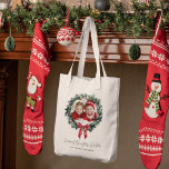 Bolsa Tote Banheira Personalizada de Banheira de Férias de Na<br><div class="desc">"Carregar feriado aplaude aonde quer que você vá com esta Greve Vermelha com Foto Feliz Natal e Nome Personalizado Tote Bag. Com um clássico design de faixa vermelha, sua foto personalizada, e um nome personalizado, este saco de tote é festivo e funcional. Perfeito para dar presentes, comprar férias, ou usar...</div>