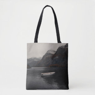 BOLSA TOTE BARCO BRANCO NO CORPO DE ÁGUA PERTO DAS MONTANHAS