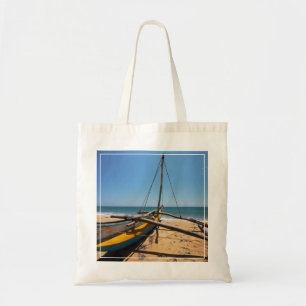 Bolsa Tote Barco de pesca amarrado na praia