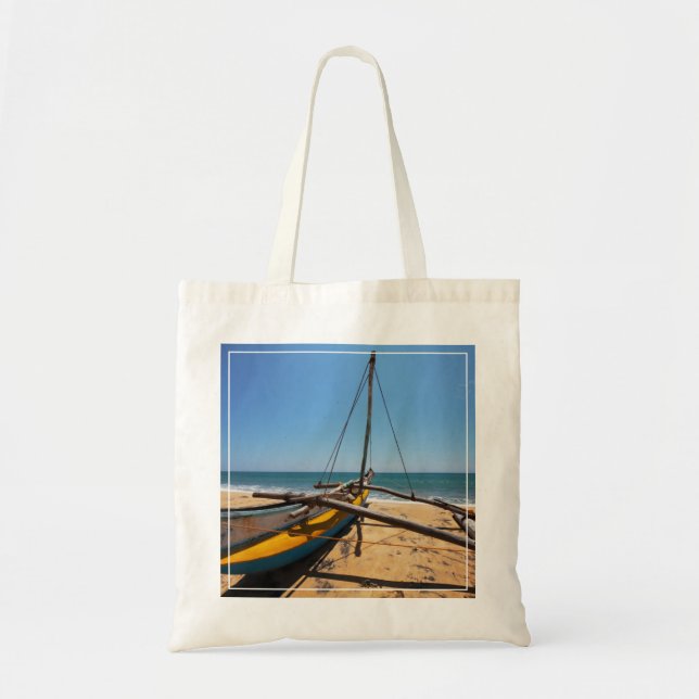 Bolsa Tote Barco de pesca amarrado na praia (Frente)