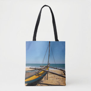 Bolsa Tote Barco de pesca amarrado na praia