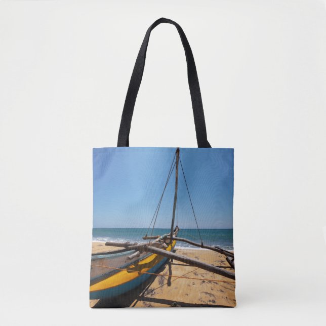Bolsa Tote Barco de pesca amarrado na praia (Frente)