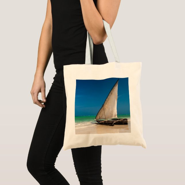 Bolsa Tote Barcos de pesca tradicionais na praia (Frente (produto))