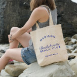 Bolsa Tote Beach Bachelorette Retro Modern Personalizado<br><div class="desc">Este bolsa casado sem esforço retro charme com um moderno toque de praia,  criando um na moda e acessório funcional para sua solteira. Personalize-o com nomes,  datas,  ou uma mensagem especial,  fazer-a como um guardião único e apreciado para o seu partido noiva.</div>