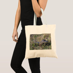 Bolsa Tote Bebê Jacaré Descansando na Grama do Pântano da Fló