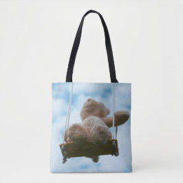 Bolsa Tote Beertje op schommel met bewolkte blauwe lucht.