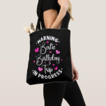 Bolsa Tote Bestie Birthday Trip In Progress Friends Heart<br><div class="desc">Atenção Bestie Aniversário Trip In Progress Heart design é um presente perfeito para um melhor amigo, amigos, BFF, irmã e amigos gêmeos. Engraçado Citação de Bestie e Aniversário, Viagem de Férias, Camping e Viagens.</div>
