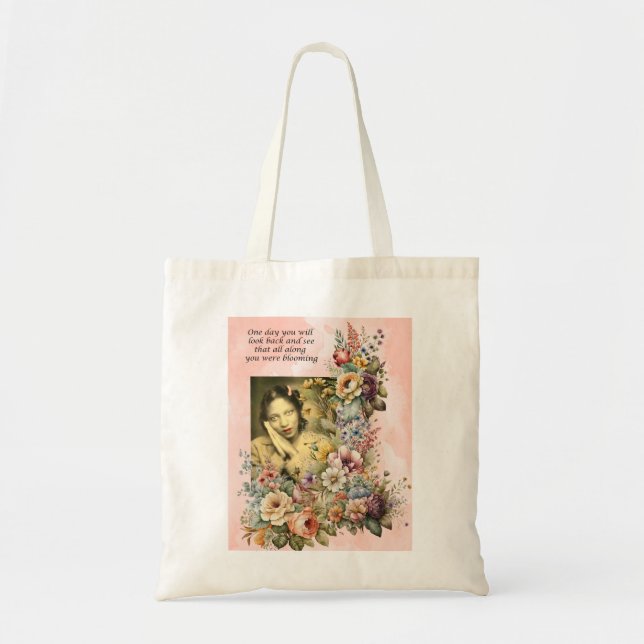 Bolsa Tote "Blooming all Along" cita bonito garota e flores (Frente)