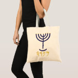 Bolsa Tote Blue Dourado Menorah<br><div class="desc">Individualmente, as letras representam: Menorah: Mem, Nun, Resh, Ei Mem - Chaos Mighty Blood Nun - Continue Heir Son Resh - Primeiro Começo Mais Ei - Olhe Respiração Reveal Exo 25:31 E você fará um vellestick de ouro puro: de trabalho batido, o cascavel será feito: seu eixo, seus galhos, seu...</div>