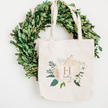 Bolsa Tote Blush Floral Watercolor Bridesmaid Inicial<br><div class="desc">Na moda design apresenta um buquê de rosas pintados por aquarelas e flores ranunculus. Personalize com o nome do monograma personalizado / texto inicial ou outro. O esquema de cor suave inclui tons de rosa-pincel,  pêssego,  cinza,  creme,  verde e ouro.</div>