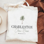 Bolsa Tote Boas-vindas ao Casamento de Destino de Palma de Wa<br><div class="desc">Bem-vindos convidados ao seu casamento de destino com estas mochilas modernas e personalizadas. Design apresenta uma ilustração da palmeira aquarela com o destino do seu casamento abaixo (mostrado com Charleston) em caracteres clássicos de serif. Adicione seus nomes abaixo em um script cursivo manuscrito verde escuro, assim como no ano (mostrado...</div>