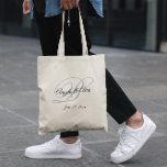 Bolsa Tote Boas-vindas ao Casamento do Monograma de Rico e Pr<br><div class="desc">O casamento favorece as bolsas de boas-vindas com um monograma minimalista de casal em um roteiro de caligrafia de rico em cinzas e preto. Personalize o estilo da fonte com os nomes da noiva e do noivo e outro texto,  conforme necessário. Personalize as cores das cinzas pretas e prateadas.</div>
