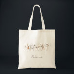 Bolsa Tote Boho Autumn Wildflower Com Nome<br><div class="desc">Apresentamos a nossa maravilhosa flor selvagem do outono com o nome tote bag, que abraça uma design simples e moderna refletindo a beleza da natureza. Apresentando flores e folhas de terracota de queda seca prensada, ele captura a essência das matizes laranja queimadas em outubro, criando um design mínimo, mas clássico,...</div>