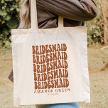 Bolsa Tote Boho Retro Terracotta - Bachelorette Personalizada<br><div class="desc">Procurando o presente perfeito de festa de solteira? Não olhe mais do que a nossa bolsa de tote personalizada! Nossas malas são perfeitas para qualquer noiva. Quer você esteja planejando um casamento na praia ou um CHURRASCO no quintal, nossos sacos de tote serão o seu acessório. Eles não só fazem...</div>