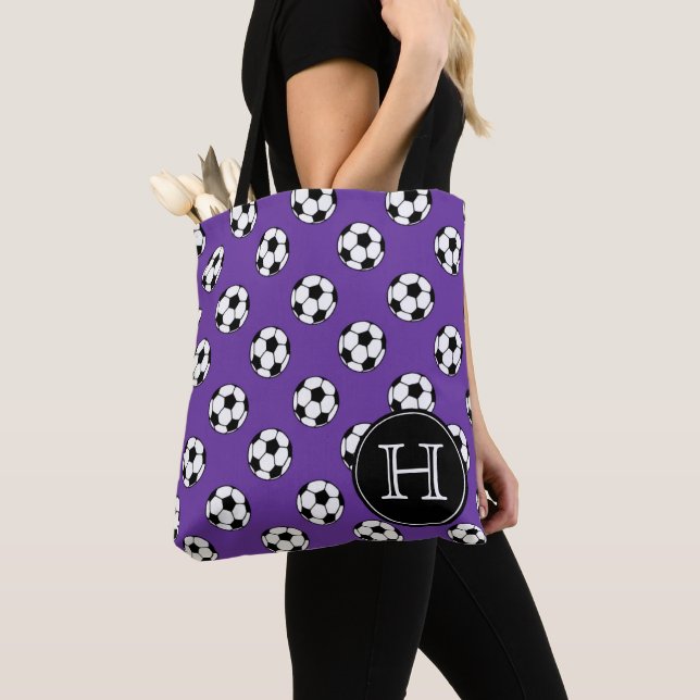 Bolsa Tote Bolas de Futebol Preto e Branco em Monograma Roxo (Close Up)