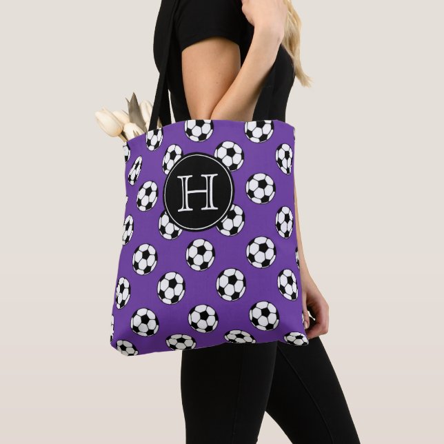 Bolsa Tote Bolas de Futebol Preto e Branco em Monograma Roxo (Close Up)