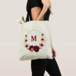 Bolsa Tote bolor de flores<br><div class="desc">elegantes flores burgundy de luxo com algumas folhas de ouro no saco de fundo de mármore</div>