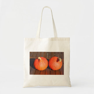 Bolsa Tote Bombas numa mesa de madeira