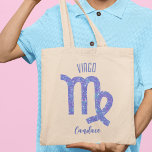 Bolsa Tote Bonito Símbolo de Astrologia Roxa Virgo Personaliz<br><div class="desc">Este saco de totas de Virgem bonito,  personalizada e lavanda apresenta seu sinal astrológico do Zodiac em um belo brilho como as constelações. Personalize este presente bonitinho com seu nome em lindos scripts cursivos para alguém que faz aniversário no final de agosto ou no início de setembro.</div>