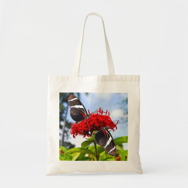 Bolsa Tote Borboletas de zebra longevas em flores vermelhas (Frente)
