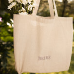 Bolsa Tote Bordada Noivado de Tipografia Simples Rosa Moderno<br><div class="desc">Esta bolsa de tote apresenta um design elegante e moderno com tipografia rosa que adiciona um talento de na moda. Os detalhes bordados lhe dão um acabamento de alta qualidade, fazer elegante para qualquer ocasião. Quer você esteja celebrando seu noivado ou aproveitando sua lua de mel, este saco fará você...</div>