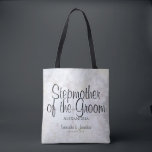 Bolsa Tote Brancos Casados Estepmãe da Noite<br><div class="desc">Esta bela bolsa de tote é perfeita para agradecer à madrasta do Groom. Apresenta a escrita moderna num fundo de reflexo de flores e corações de pénia branca. O texto é perfeitamente personalizável e diz: madrasta do Groom, com lugar para seu nome, nome do casal e data do casamento. Perfeito...</div>