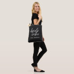 Bolsa Tote Bride Tribe | Damas de Honra de Casamento em Desti<br><div class="desc">Saco "Bride Tribe" simples, moderno e elegante com fonte script em preto e branco em um estilo moderno. Os nomes podem ser personalizados com os nomes das suas damas de honra. Você pode usá-lo para a noiva, damas de honra, meninas de flores ou a mãe da noiva. Os acessórios coordenados...</div>