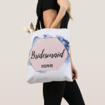 Bolsa Tote Bridesmaid Azul de Cor da Água Azul-Cor-de-Rosa Es<br><div class="desc">Apresente a sua dama de honra com um presente que combina praticidade e sentimento sincero com a nossa dama de Tote Personalizada da Bridesmaid. Esta bolsa de tote, maravilhosamente projetada com aquarelas e tintas alcoólicas, não é apenas um saco para o essencial, mas uma guarnição especial para o seu querido...</div>