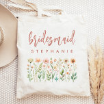 Bolsa Tote Bridesmaid de Script de Rosa de Flores Selvagens P<br><div class="desc">Esta simples e elegante bolsa de tote apresenta uma fronteira de flores silvestres em tons de rosa e pêssego com caules verdes. A palavra "dama de honra" aparece em um roteiro empoeirado de escrita manual de rosa. Personalize-o com seu nome na fonte sans serif. Faz um presente perfeito para dama...</div>