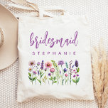 Bolsa Tote Bridesmaid de Script Puro de Flores Selvagens Pers<br><div class="desc">Esta simples e elegante bolsa de tote apresenta uma fronteira de flores silvestres em tons roxos e cor-de-rosa com caules verdes. A palavra "bridesmaid" aparece no script de escrita manual roxo. Personalize-o com seu nome na fonte sans serif. Faz um presente perfeito para dama de honra!</div>