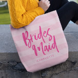 Bolsa Tote Bridesmaid do Script de Pincel de Stripes Rosa de<br><div class="desc">Saco de tote da Bridesmaid personalizado com a palavra "Bridesmaid" em um script de pincel de tendência contra um fundo de listras rosa de pré-disquete que é perfeito para sua dama de pontas para carregar seus itens. Veja aqui o saco de maquiagem correspondente https://www.zazzle.com/preppy_pink_stripes_brush_script_bridesmaid_makeup_bag-223977580678893594?rf=238364477188679314 Personalize-o substituindo o texto do marcador...</div>