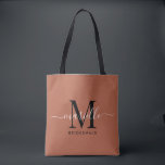 Bolsa Tote Bridesmaid Gift Dourado Monograma Terracotta<br><div class="desc">Esta mala de tote da Bridesmaid apresenta um monograma tipográfico branco e preto escrito à mão com cinzas num fundo de terracota. Apresente suas madrinhas com um bolsa para os artigos de carregando no dia do casamento,  e tradicionalmente apresentadas no janto de ensaio ou antes.</div>