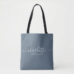 Bolsa Tote Bridesmaid Gift Dusty Blue<br><div class="desc">Este saco acessório da Bridesmaid apresenta uma tipografia de script branco manuscrito com oscilações em um fundo azul de ardósia. Apresente suas damas de honra com um saco de tote para seus pequenos itens. Tradicionalmente apresentado no janto de ensaio,  para uso na manhã anterior ao casamento.</div>